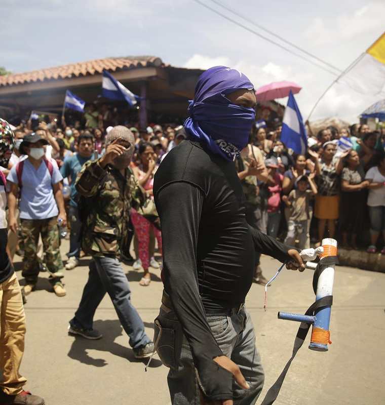 Manifestantes contra el Gobierno de Ortega salen a las calles en Masaya, Nicaragua. (EFE).