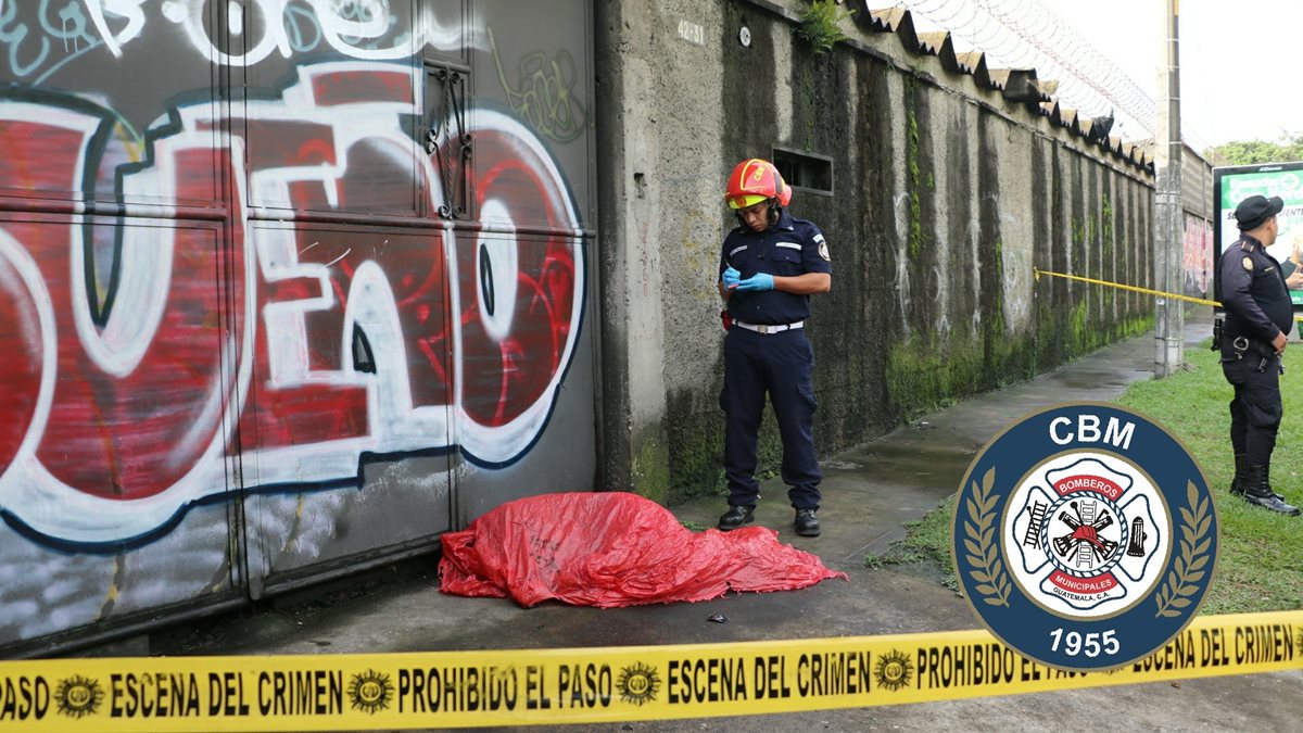 El cuerpo de la persona quedó tendido sobre la banqueta en la Calzada Atanasio Tzul. (Foto Prensa Libre: CBM)