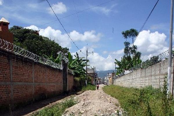 La pavimentación de la  2a. calle,   barrio La Democracia, Jalapa, quedó abandonada.