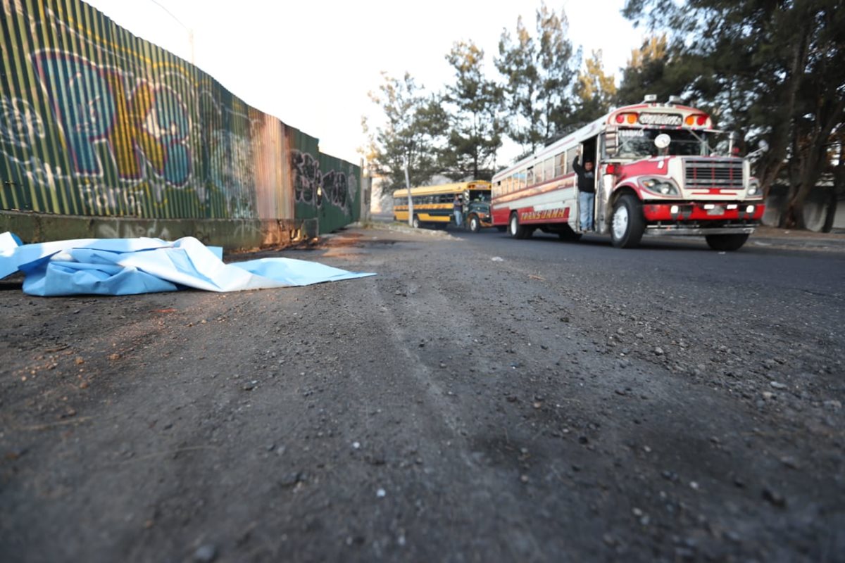 Los cadáveres carbonizados de dos personas fueron hallados en la zona 12 de Villa Nueva. (Foto Prensa Libre: Érick Ávila)