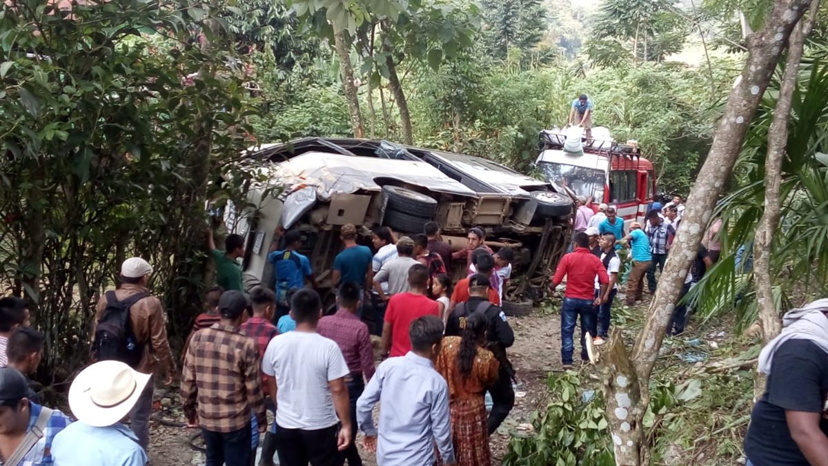En el kilómetro 248.4, en la curva de Chajmacán, ruta de Cobán a Chisec, Alta Verapaz, ocurrió un accidente de bus. (Foto Prensa Libre: Eduardo Sam)