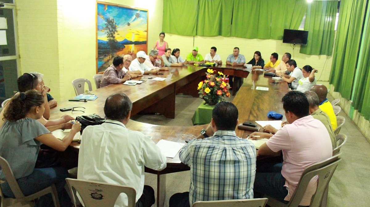 Autoridades electorales de Izabal y representantes de los dos partidos políticos se reúnen en Puerto Barrios. (Foto Prensa Libre: Edwin Perdomo)