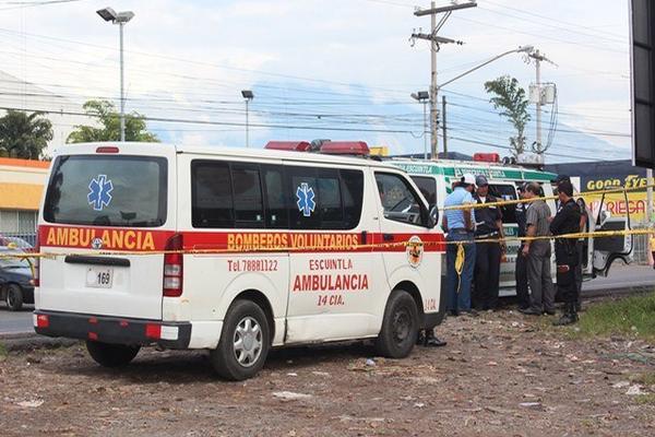 Ambulancia de los Bomberos Voluntarios en la que murió Rafael Guevara, luego de ser atropellado por otra ambulancia. (Foto Prensa Libre: Melvin Sandoval) 