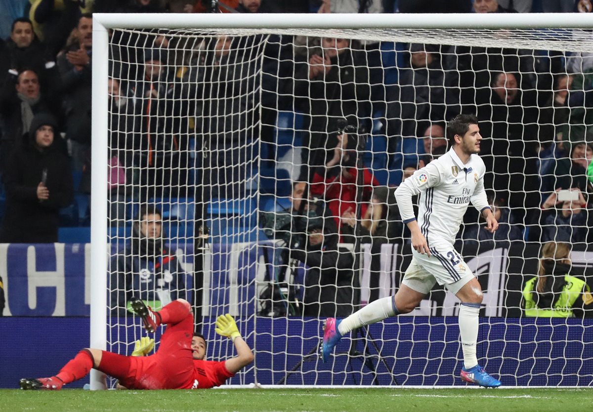 Álvaro Morata celebra después de anotar el tercer gol del Real Madrid. (Foto Prensa Libre: EFE)