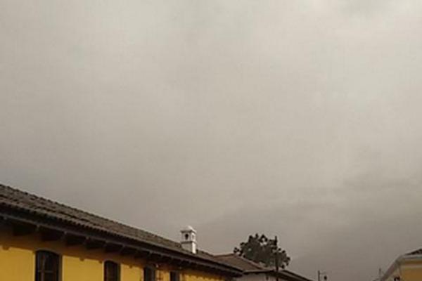 Tres departamentos fueron afectados por la erupción y caída de ceniza del Volcán de Fuego. (Fotos Prensa Libre: redes sociales)