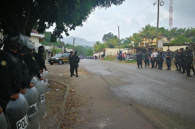 Agentes antimotines de la PNC en entrada a Casillas, Santa Rosa. (Foto Prensa Libre: Álvaro Interiano)