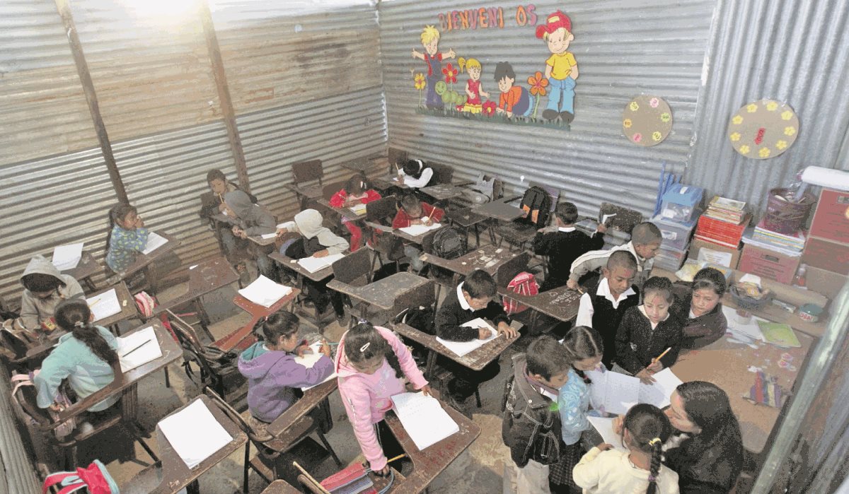 Condiciones en las que estudian los niños en una escuela de Palencia.(Foto Prensa Libre: Hemeroteca PL)