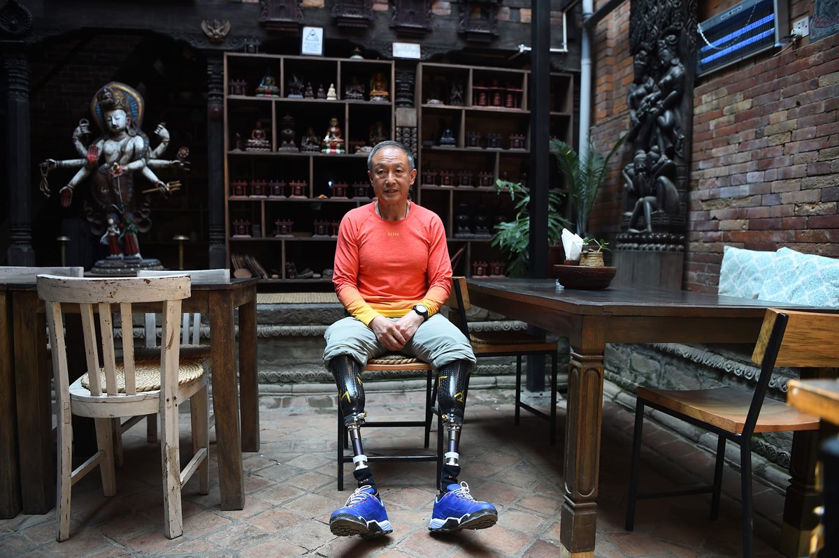 El escalador chino, Xia Boyu, perdió su dos piernas en sus primeros intentos por escalar el monte Éverest. (Foto Prensa Libre: AFP)
