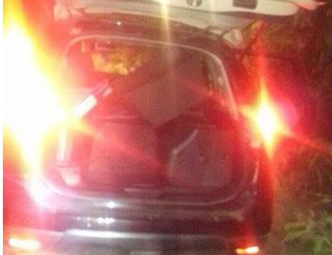 Este fue el vehículo que hombres atacaron con armas largas.