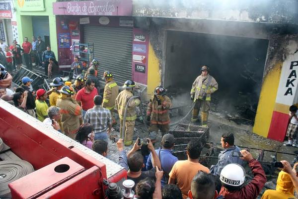 Un incendio consume una zapatería en Jalapa, pese al esfuerzo de los Bomberos Voluntarios. (Foto Prensa Libre: Hugo Oliva)<br _mce_bogus="1"/>