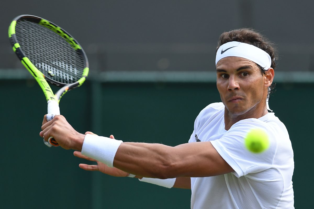 El tenista español Rafael Nadal, segundo jugador mundial, superó en la primera ronda de Wimbledon al australiano Millman, 137 del mundo, por 6-1, 6-3, y 6-2. (Foto Prensa Libre: AFP)