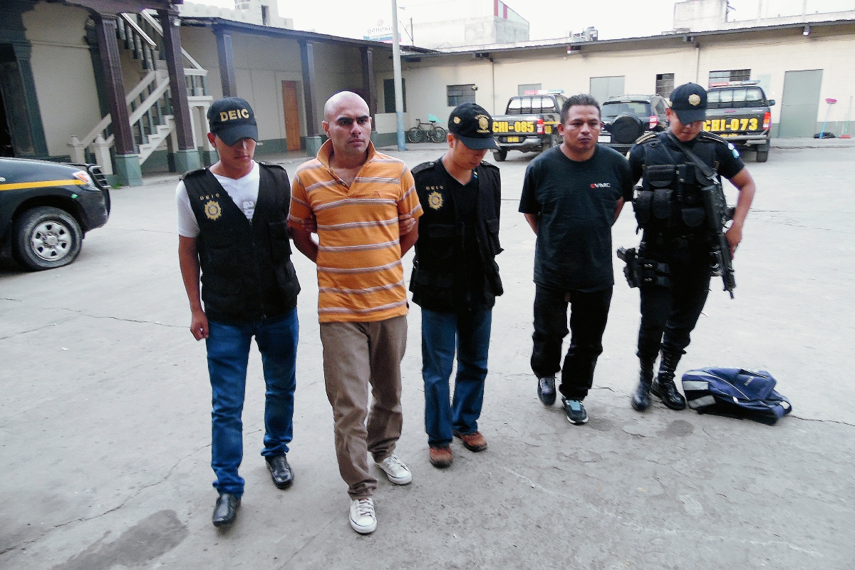 Édgar Yovanni Capriel Xet, alias “el Cuto” (Der.), y Arnoldo Hermeni Juárez González fueron detenidos en la zona 3 de Chimaltenango. (Foto Prensa Libre:)