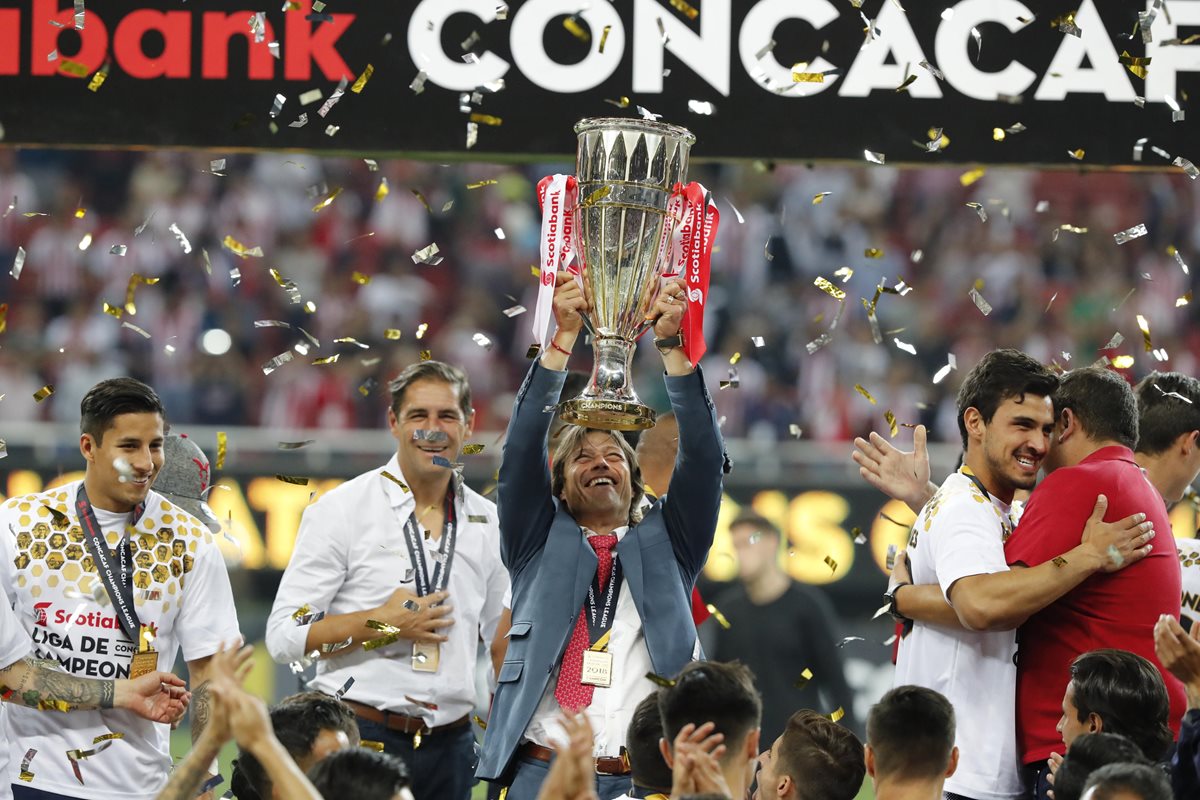 El técnico argentino Matías Almeyda ayudó a Chivas a conquistar el título de la Concacaf. (Foto Prensa Libre: AFP)