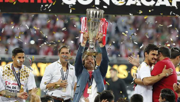 El técnico argentino Matías Almeyda ayudó a Chivas a conquistar el título de la Concacaf. (Foto Prensa Libre: AFP)