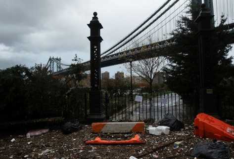 Los escombros en una calle de Brooklyn, Nueva York, luego del paso del huracán  Sandy  la madrugada de este martes. (Foto Prensa Libre: AFP)