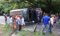 Al menos 15 personas resultaron heridas al volcar un bus extraurbano de los transportes Esmeraldas en el kilómetro 64 de la ruta a Sipacate, Escuintla. (Foto Prensa Libre: Enrique Paredes)