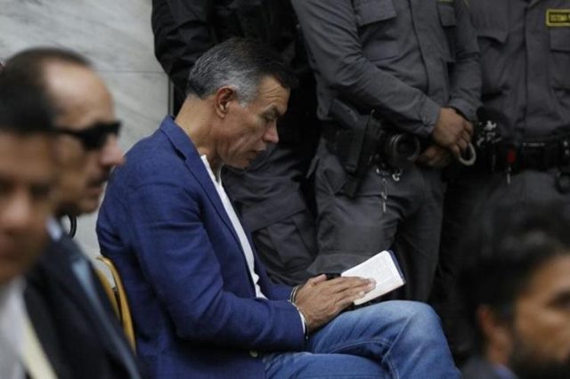 Juan de Dios Rodríguez lee la Biblia mientras espera la audiencia en la Sala de Vistas de la CSJ. (Foto Prensa Libre: Hemeroteca PL)