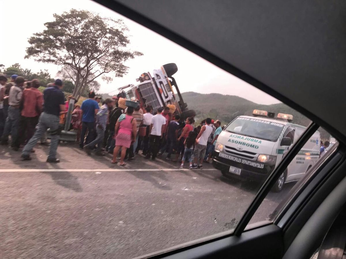 Autobús accidentado en Patulul. (Foto Prensa Libre: Cristian Soto).