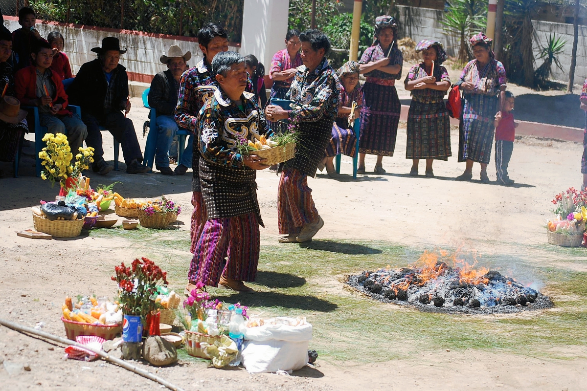 Guías espirituales efectúan ceremonia de bendición de semillas  en Sololá. (Foto Prensa Libre: Édgar Sáenz)