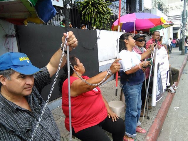 Personas no videntes se encadenan frente a la sede de Lotería Santa Lucía. (Foto Prensa Libre: Estuardo Paredes)