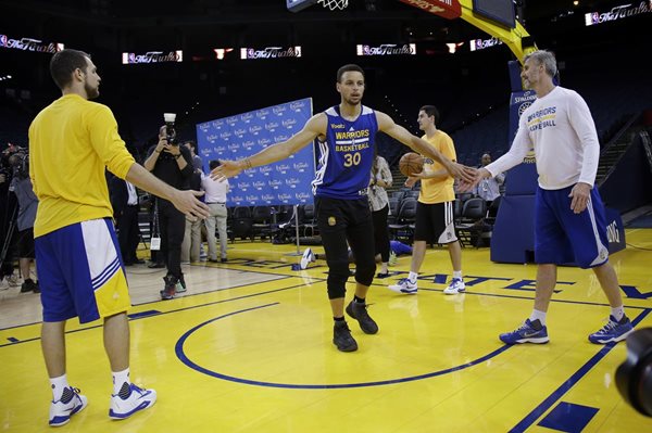 Stephen Curry es el hombre clave de los Golden State Warriors, que buscarán revalidar su corona en la NBA (Foto Prensa Libre: AP)