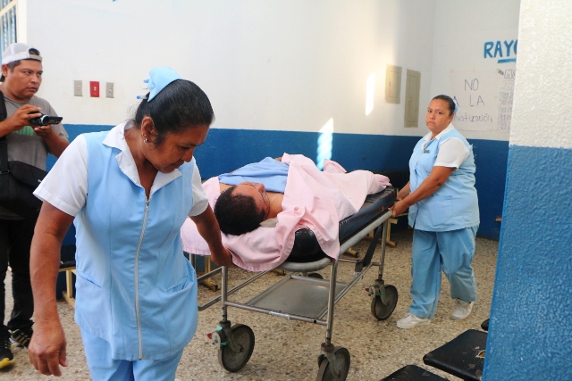 Piloto de Transportes Taracena, José Ramón Pardo, ingresa a la hemergencia del Hospital Nacional de Retalhuleu. (Foto Prensa Libre: Rolando Miranda)
