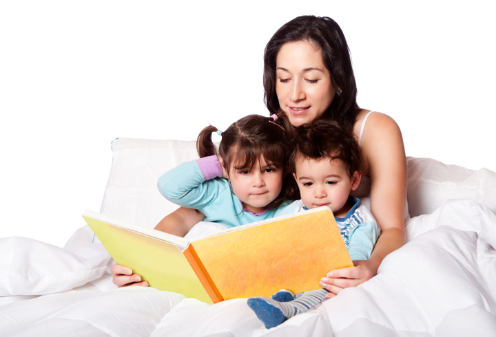 Leer cuentos a los pequeños de la casa fortalece los vínculos de la familia y fomenta en ellos el gusto por la literatura. (Foto Prensa Libre: Hemeroteca PL)