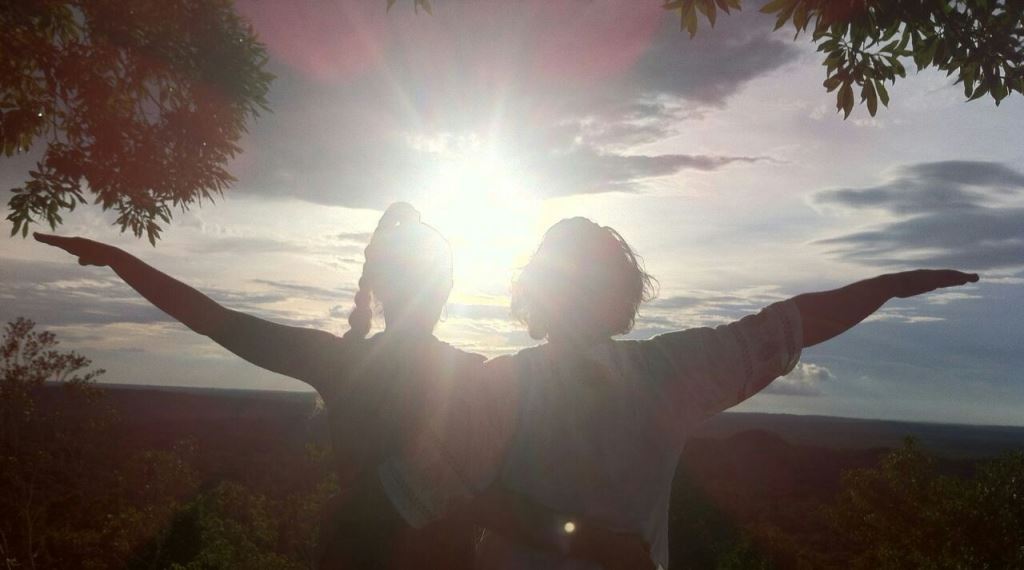 La pareja declaró su amor frente a un hermoso atardecer en San Andrés, Petén. (Foto Prensa Libre: Rigoberto Escobar)