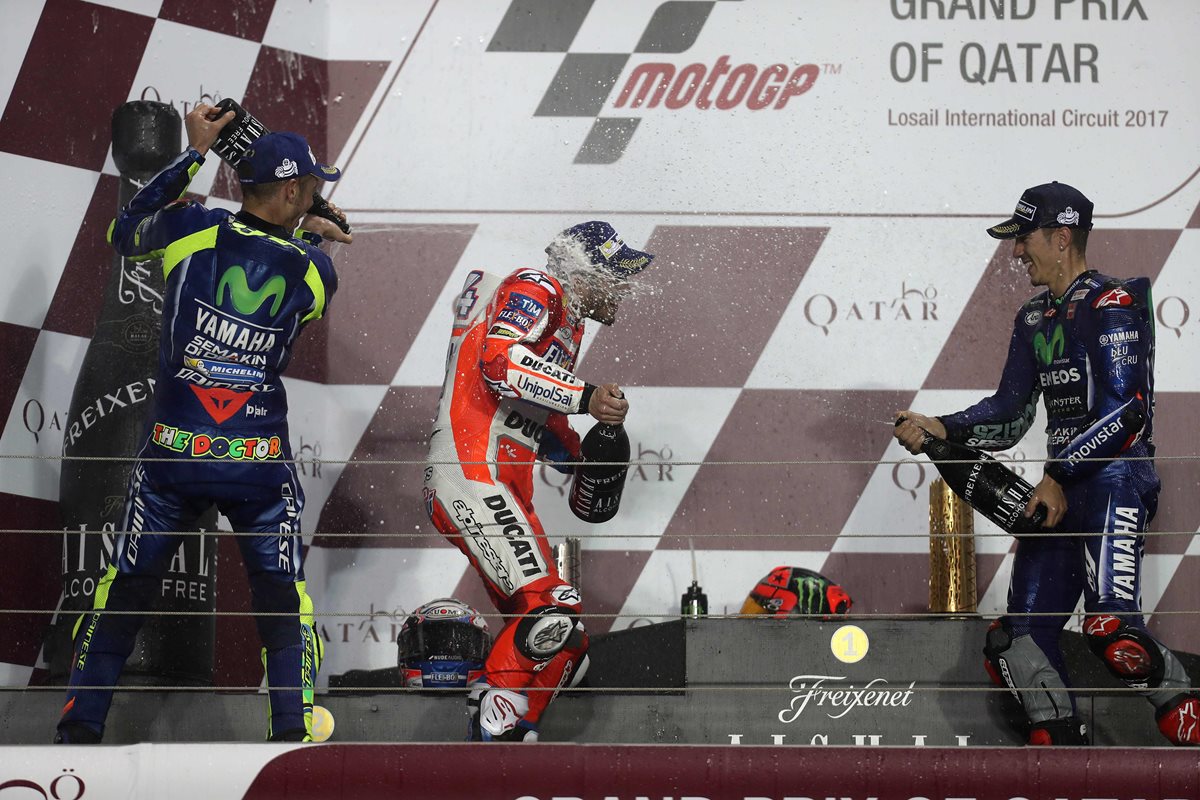 Maverick Viñales Valentino Rossi y Andrea Dovizioso festejan en el podio luego del Gran Premio de Qatar. (Foto Prensa Libre: AFP)