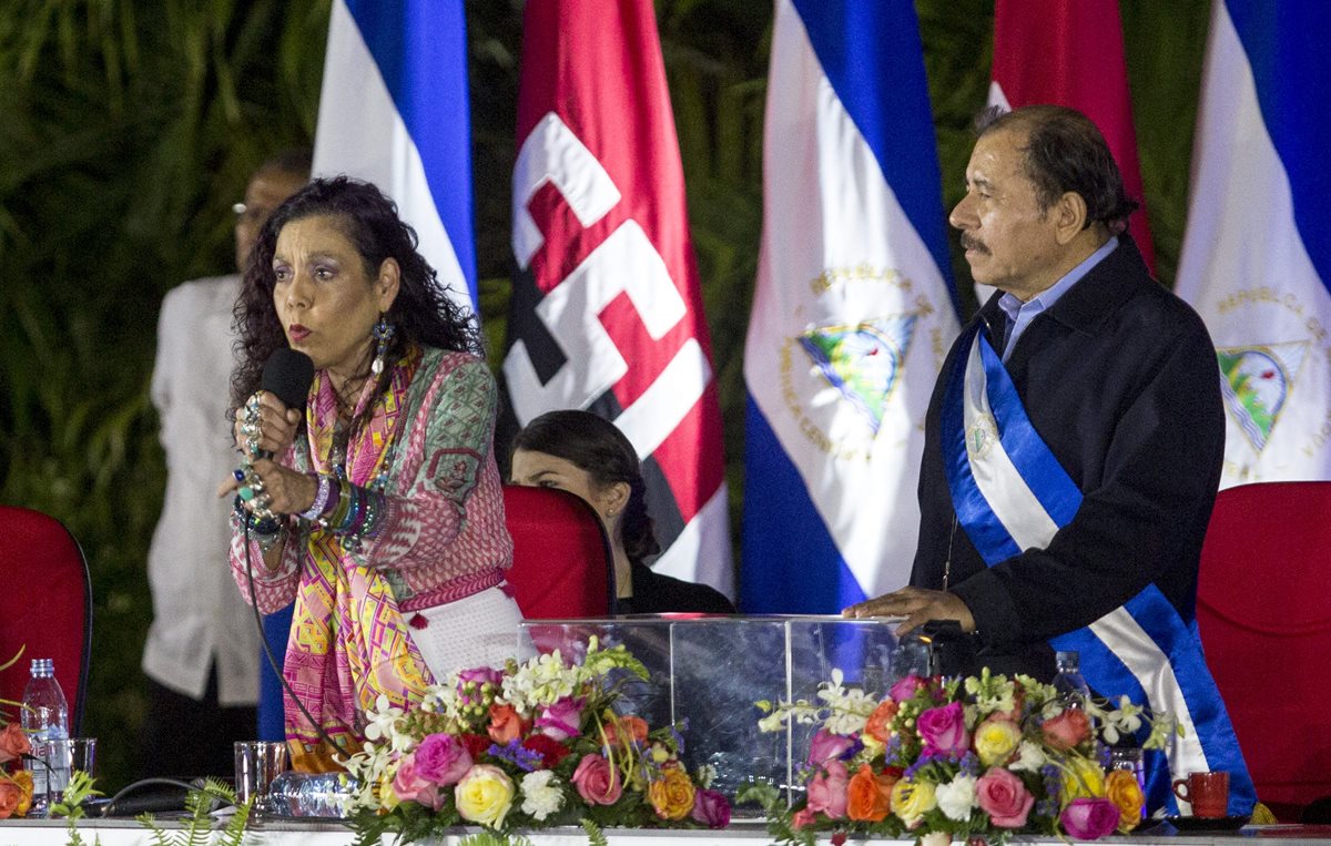 Daniel Ortega junto a su esposa Rosario Murillo durante los actos de toma de posesión en Managua, Nicaragua. (Foto Prensa Libre: EFE).