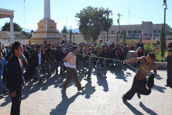 Vecinos y comerciantes participaron en el vapuleo, sin que la PNC interviniera. (Foto Prensa Libre: Edgar Domínguez)<br _mce_bogus="1"/>