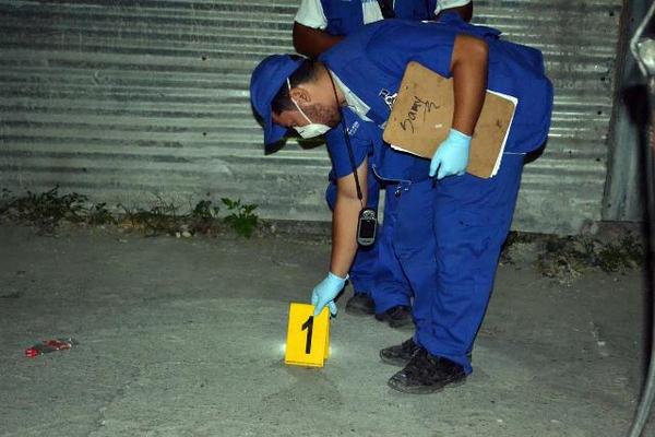 Agentes del MP buscan evidencias del crimen. (Foto Prensa Libre: Hugo Oliva)<br _mce_bogus="1"/>