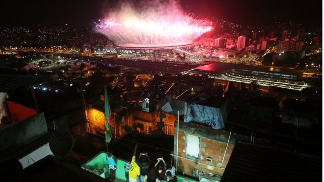 Los fuegos artificiales de la ceremonia inaugural de Río 2016 vistos desde la favela Mangueira.