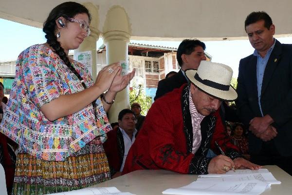 Virgilio Bernal Guzmán, candidato por el PP, firma el pacto de   no agresión, cuyo acto se celebró  en la plaza central de Nebaj.