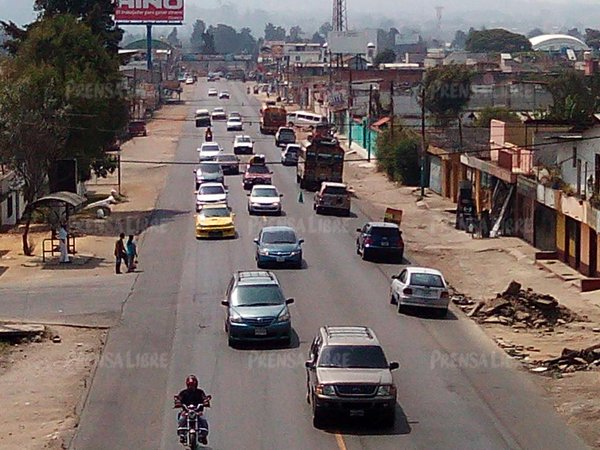 Desde las 6.00 horas en la ruta Interamericana se registra afluencia de vehículos debido al retorno a la capital. (Foto Prensa Libre: Víctor Chamalé)