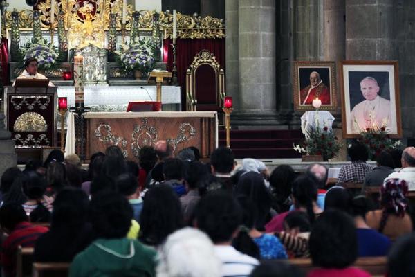 Cinco eucaristías, resos del Santo Rosario,  fueron parte de las actividades de los feligreses en la catedral altense. (Foto Prensa Libre: Carlos Ventura)