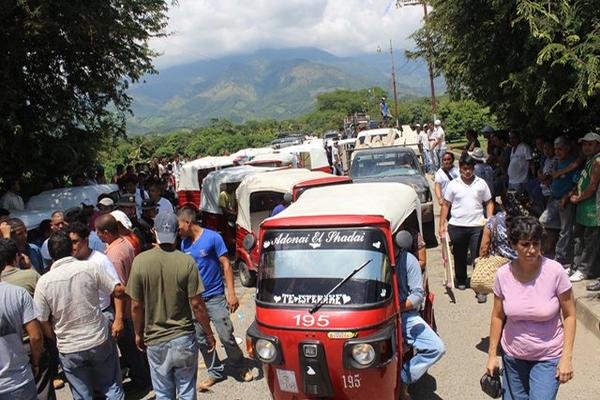 Pilotos de mototaxis bloquean con sus unidades el ingreso a Gualán, Zacapa. (Foto Prensa Libre: Julio Vargas)<br _mce_bogus="1"/>