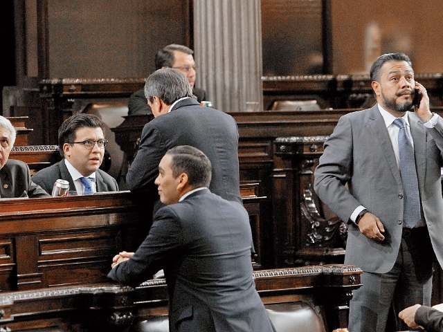 El partido de gobierno teme que el TSE les cancele la agrupación y queden igual que Líder y el PP. (Foto Prensa Libre: Érick Ávila)
