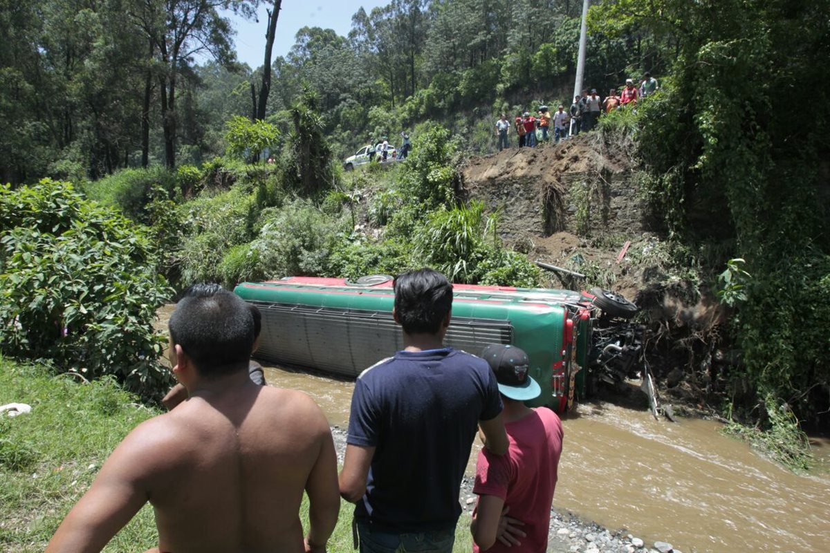 Un bus extraurbano cayó a una hondonada y dejo varios heridos. (Foto Prensa Libre: Carlos Hernández).