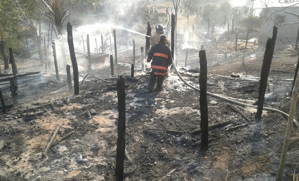 Ocho viviendas fueron destruidas por el incendio registrado en Pusilá, San Luis, Petén. (Foto Prensa Libre: Walfredo Obando)