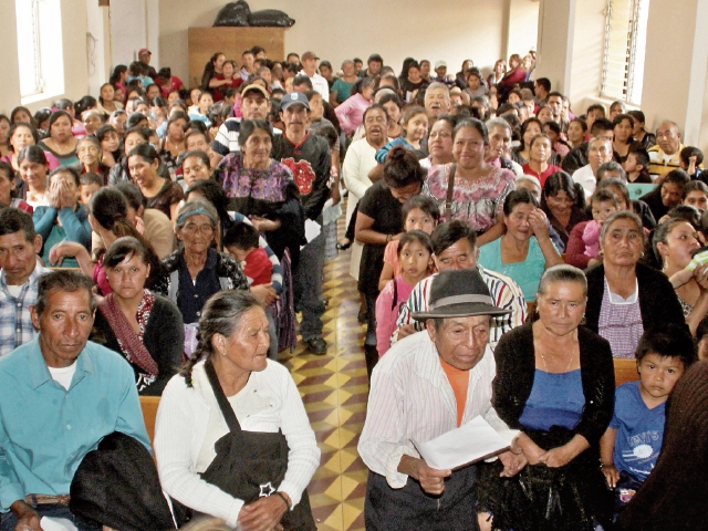 Líderes comunitarios denuncian cobros en programa de alimentos del Visan-Maga, en Huehuetenango. (Foto Prensa Libre: Mike Castillo).