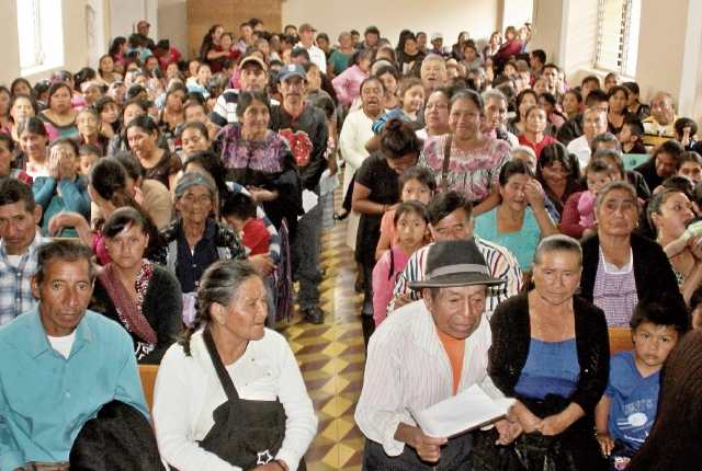 Líderes comunitarios denuncian cobros en programa de alimentos del Visan-Maga, en Huehuetenango. (Foto Prensa Libre: Mike Castillo).