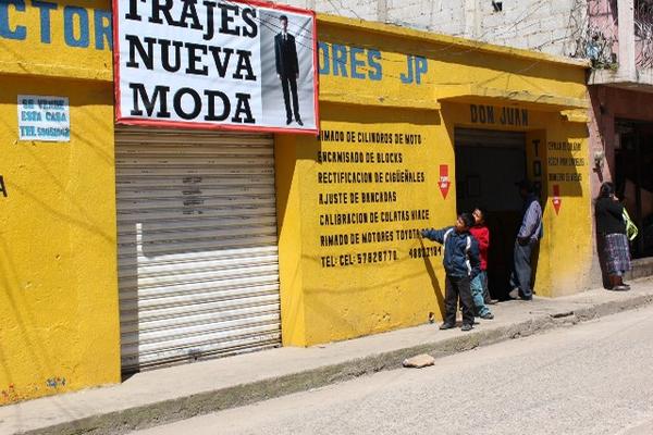 Fachada del negocio donde presuntos delincuentes robaron más de Q125 mil en mercadería en Santa Cruz del Quiché, Quiché. (Foto Prensa Libre: Oscar Figueroa) <br _mce_bogus="1"/>