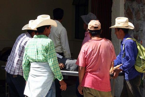 Familiares ingresan a la morgue de la ciudad de Jalapa el cadáver de Filadelfo Cruz, quien murió de forma violenta. (Foto Prensa Libre: Hugo Oliva) 