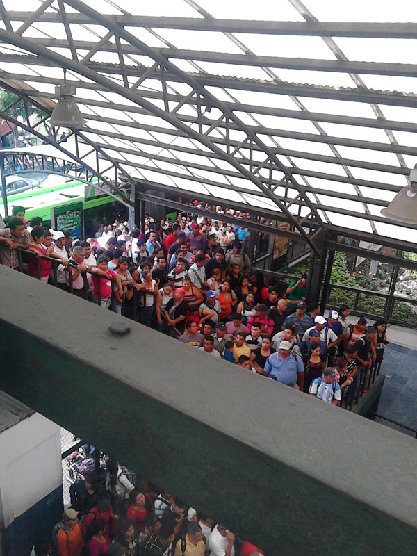 Los usuarios del Transmetro realizan largas filas para utilizar el sistema de transporte. (Foto Prensa Libre: Hemeroteca)