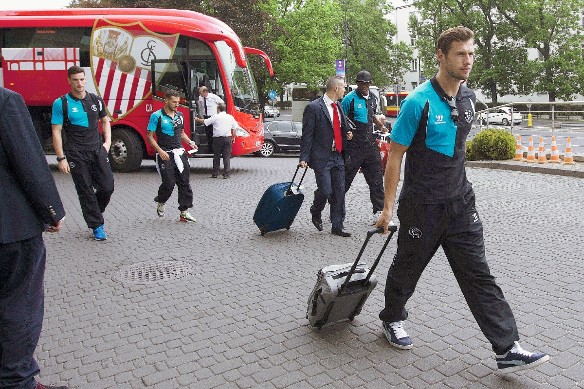 El central polaco del Sevilla, Grzegorz Krychowiak a su llegada al hotel de concentración en Varsovia. (Foto Prensa Libre: EFE)