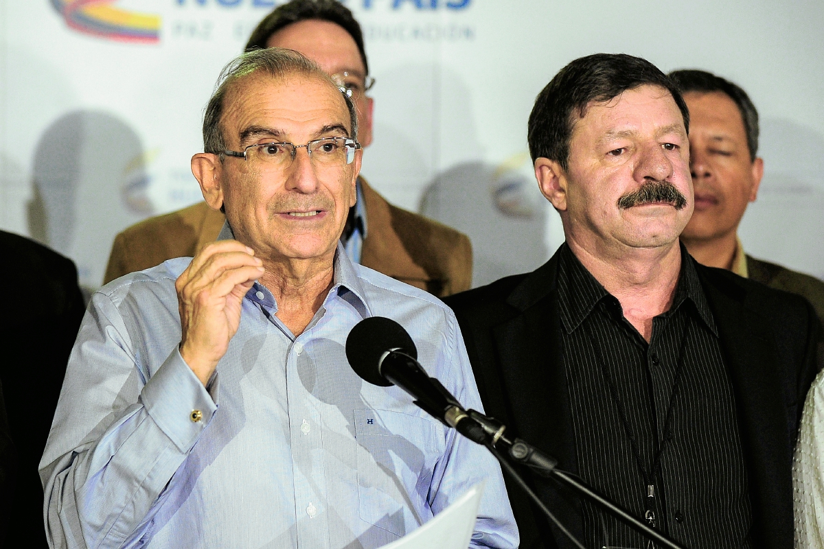 Humberto de  la Calle ( izq)  jefe de la delegación colombiana  habla durante una conferencia de prensa. (Foto Prensa Libre AFP)