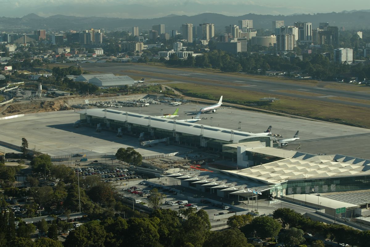 Si baja la clasificación del aeropuerto La Aurora, algunos sectores creen que podrían llegar menos vuelos al país. (Foto Prensa Libre: Hemeroteca PL)
