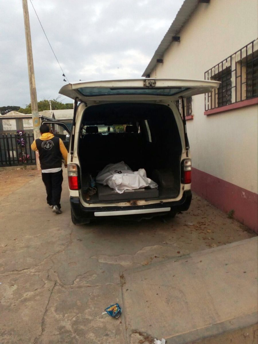 La madrugada de este viernes un hombre fue localizado sin vida en el km 165.8 de la ruta de Chiquimula a Zacapa. (Foto Prensa Libre: Mario Morales)