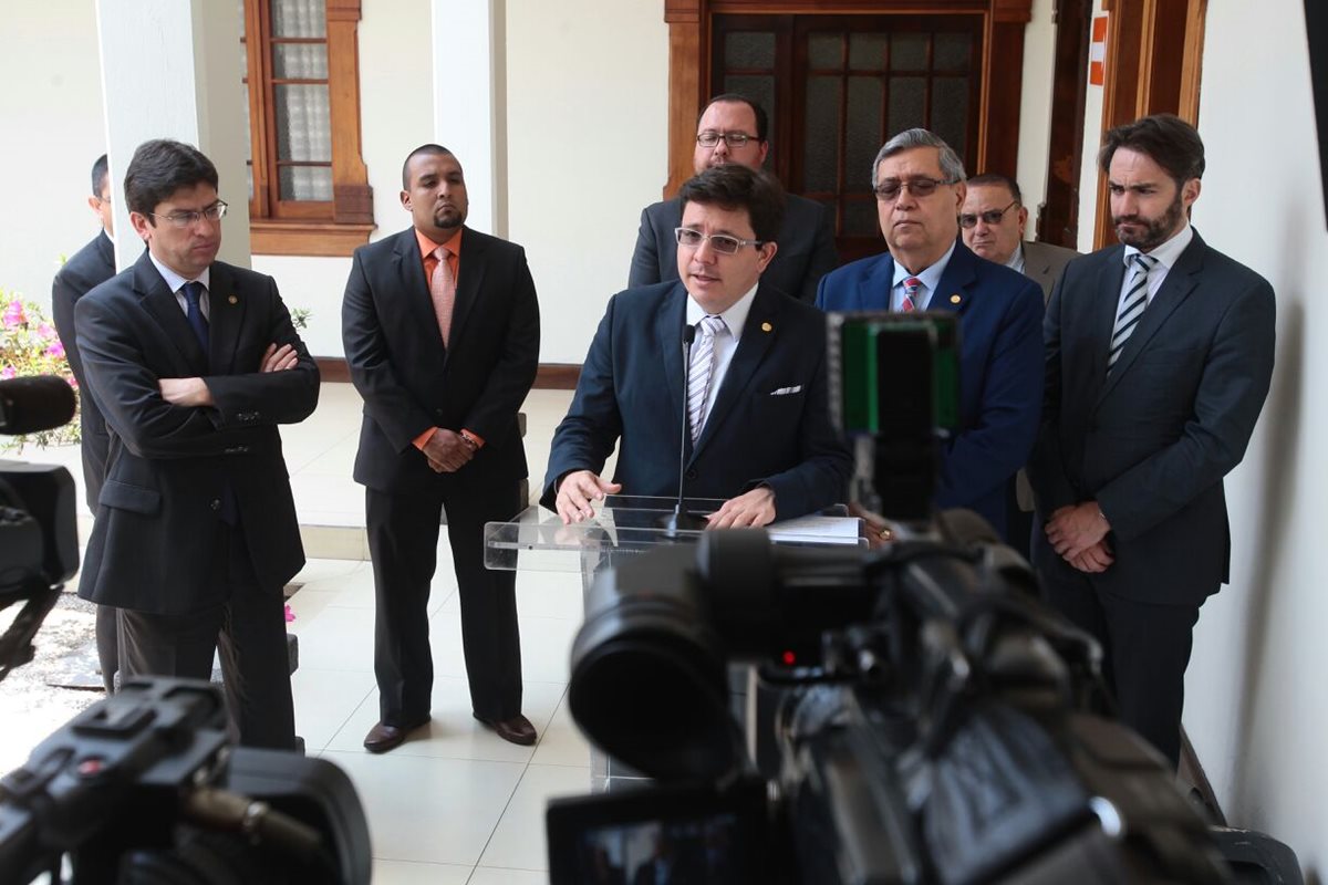 Las autoridades del Ejecutivo preparan una estrategia para defender los intereses del Estado. (Foto Prensa Libre: Álvaro Interiano)